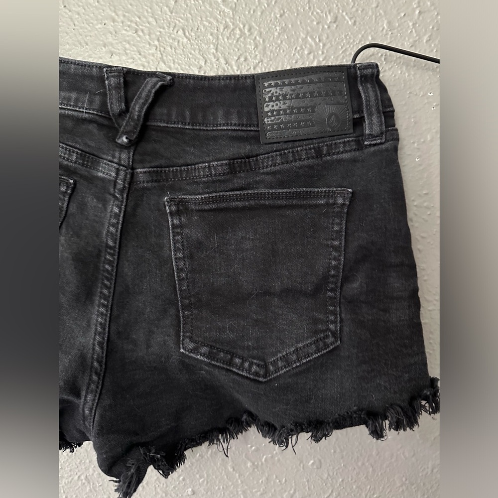 Women’s Volcom Size 28 Black Stoney Stretch Denim Jean Cutoff Shorts - Picture 8 of 9